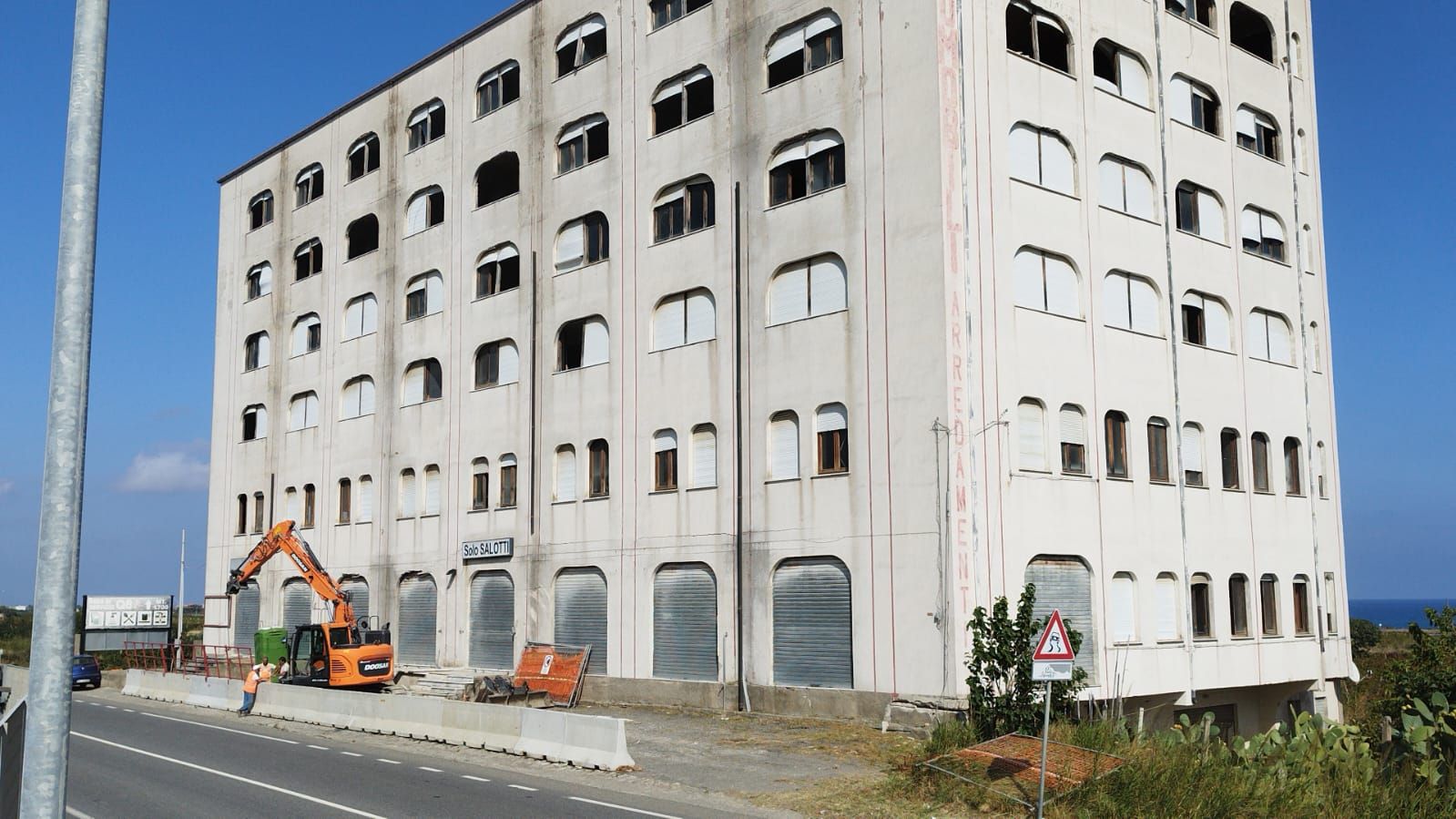 Colpo al cuore dell’abusivismo, domenica sparirà l’ecomostro Palazzo Mangeruca