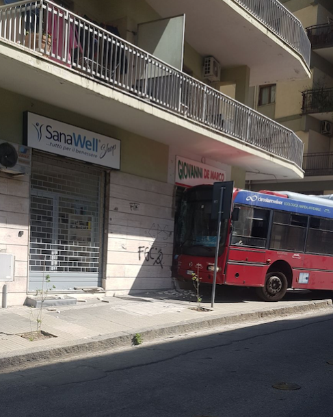 Cedono i freni, bus sfonda la saracinesca di un negozio