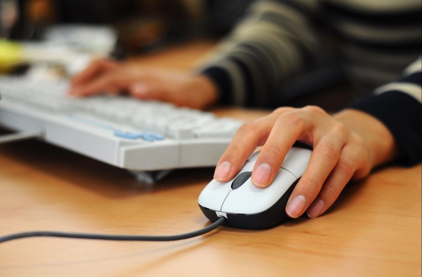 Appuntamento erotico in chat, sequestrato e rapinato 49enne