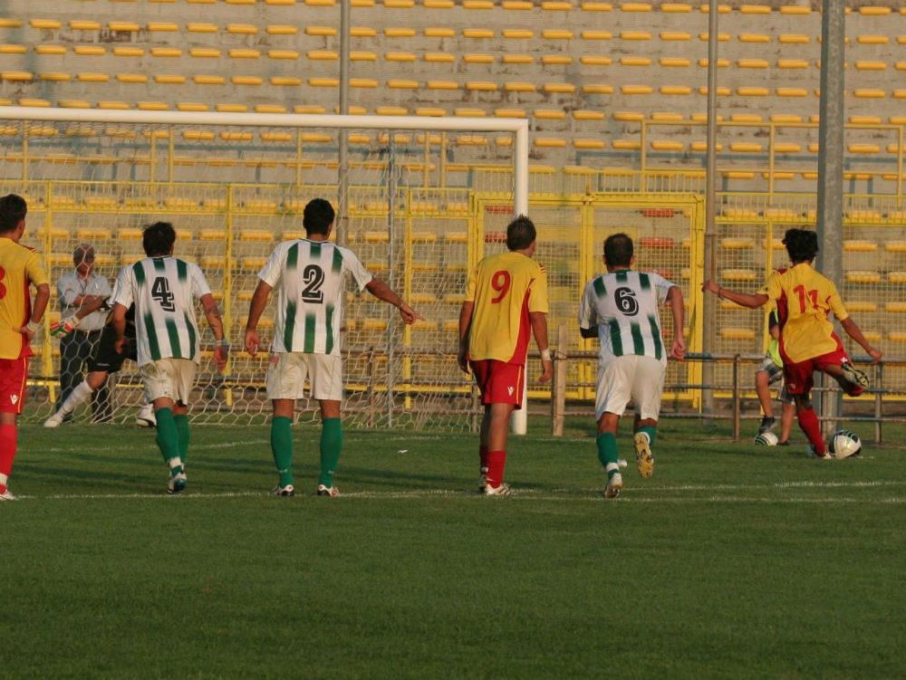 Un rigore di Carboni fa volare il Catanzaro