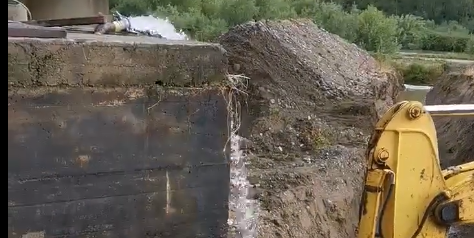 Crotone, continua a sgorgare l’acqua dopo la rottura della condotta. «Non si può operare» – VIDEO