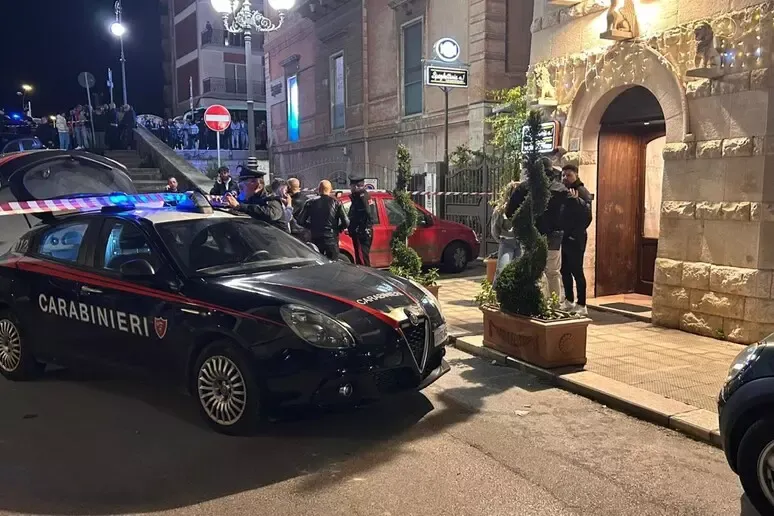 Cameriere ucciso per errore a colpi di pistola