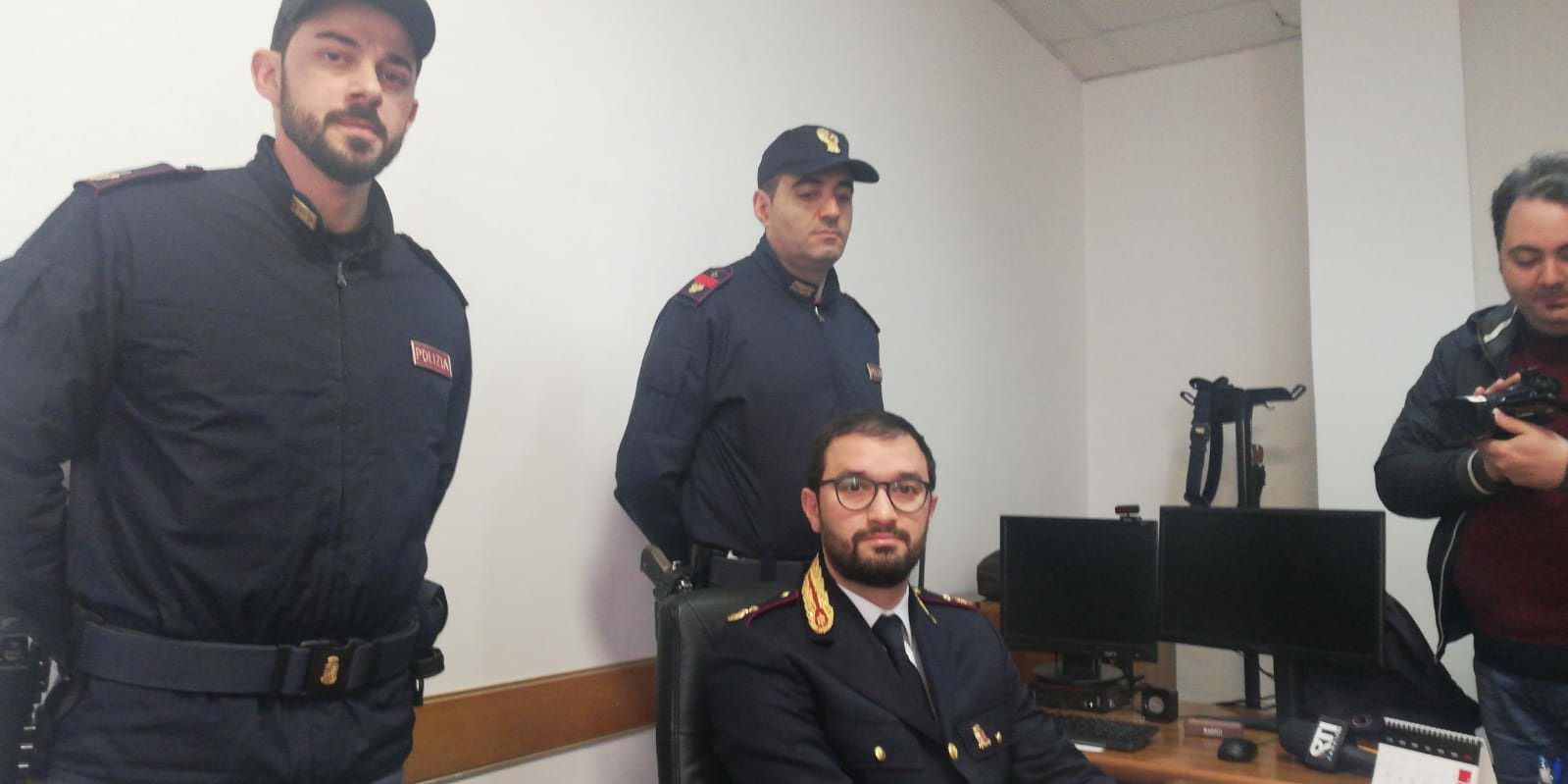 Denunciato dall'ex convivente per il furto di due cellulari, nella perquisizione gli agenti trovano una pistola