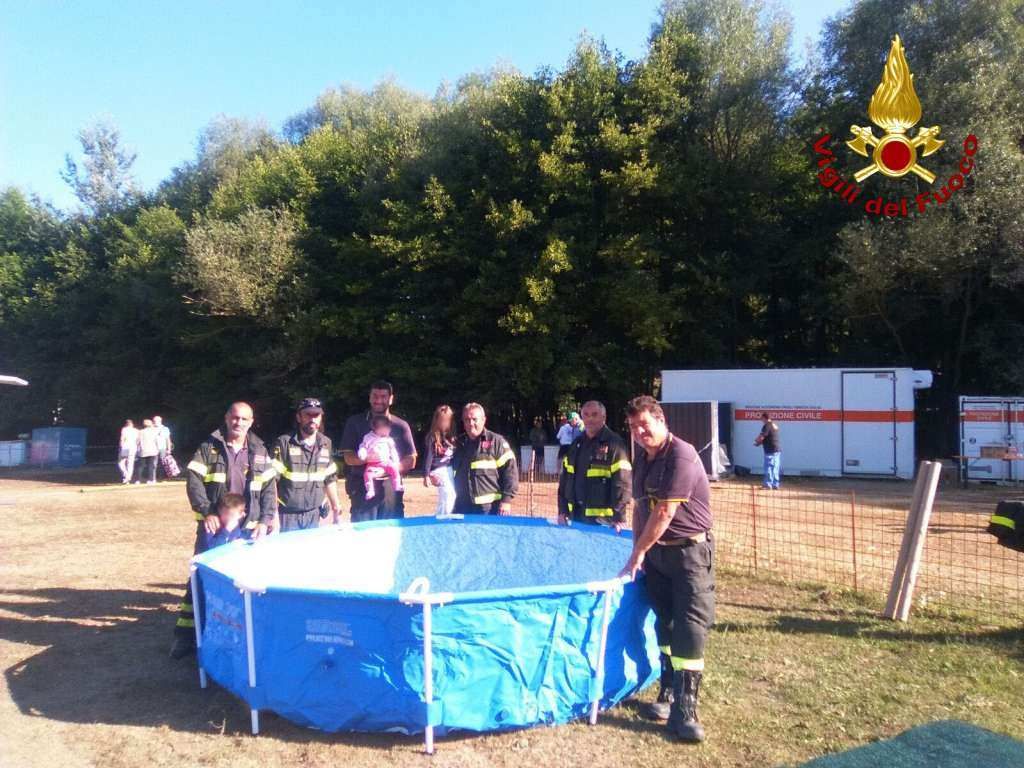 I vigili donano una piscina ai bimbi di Amatrice