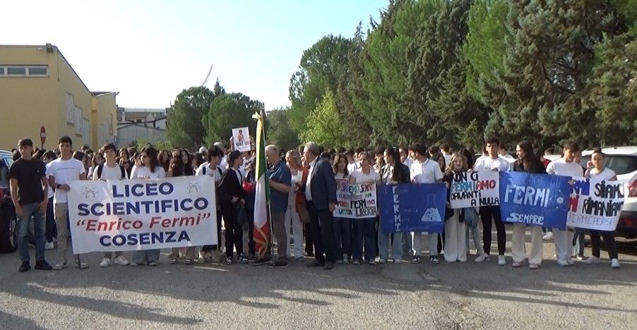 Gli studenti del Liceo Fermi in piazza contro il dimensionamento scolastico – FOTO E VIDEO