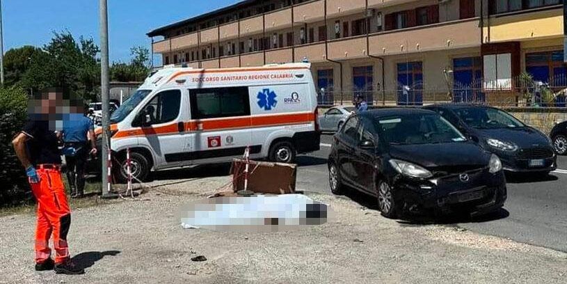 Moto si scontra con due auto sulla Statale 106 a Cropani, muore un giovane di 24 anni