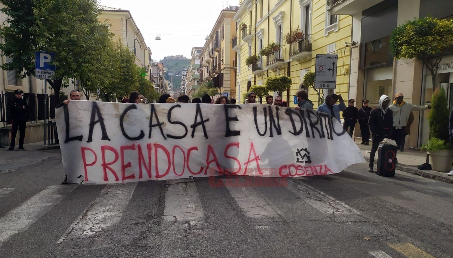 Cosenza, presidio del Comitato Prendocasa durante il vertice  sull’emergenza abitativa. Nessuno sgombero in via Savoia