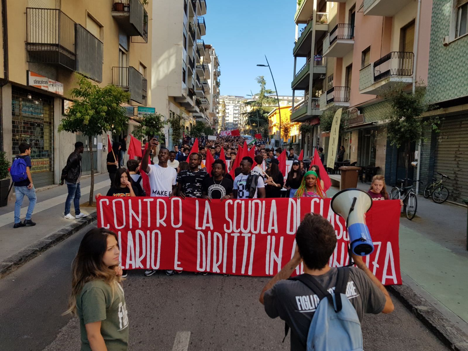 Cosenza, studenti in piazza contro la didattica a distanza. «Negato il diritto allo studio»