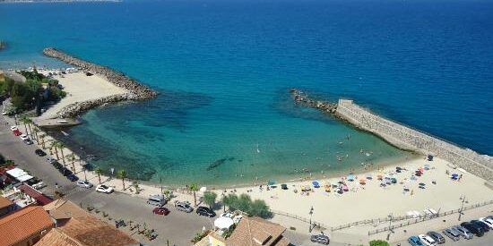 Pizzo, non riesce a tornare a riva e finisce su scogli: muore un 67enne