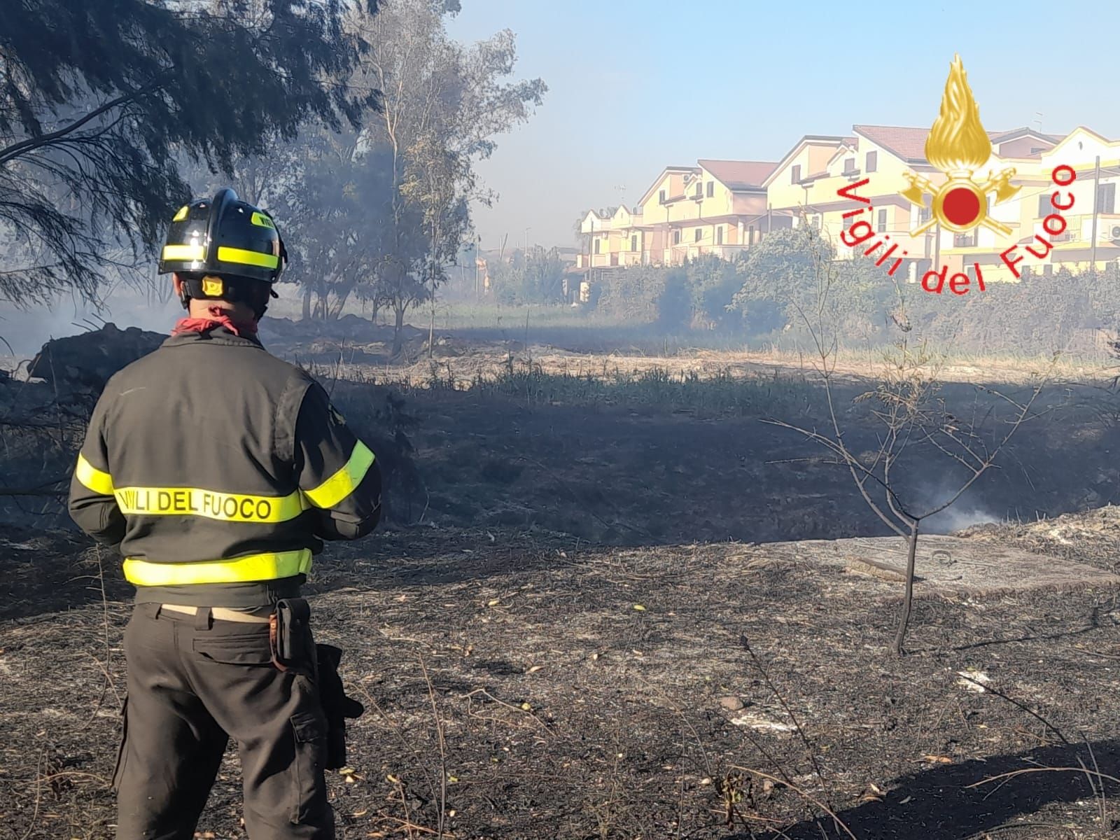 Incendio vicino a due villaggi turistici, paura a Villapiana – VIDEO