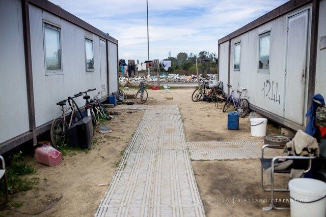 Il mondo parallelo della tendopoli di Rosarno