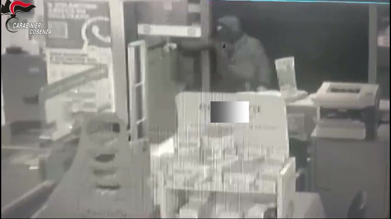 Escalation di rapine a Castrovillari, in manette un 33enne di Cassano – VIDEO