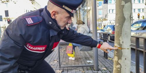 Tendono cavo d'acciaio ad altezza d'uomo in strada, shock a Milano