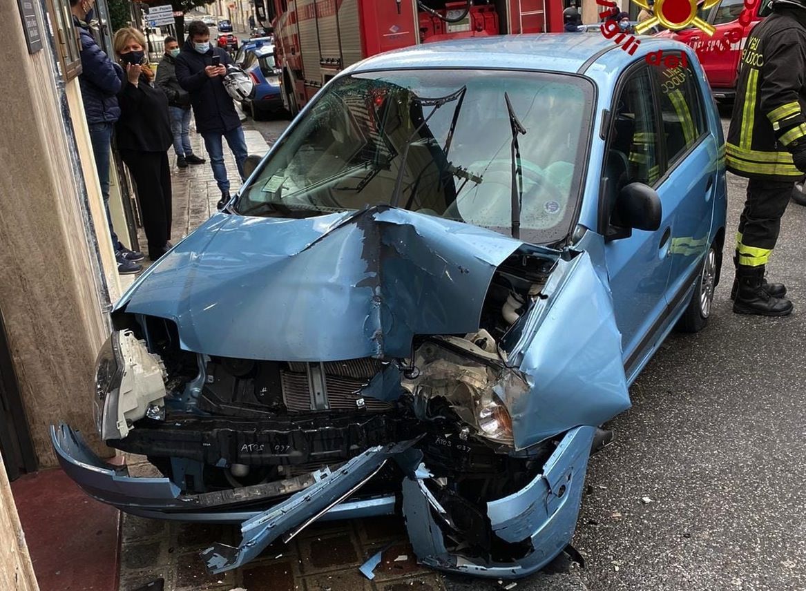 Sbatte con l'auto nel centro di Catanzaro, muore un'anziana