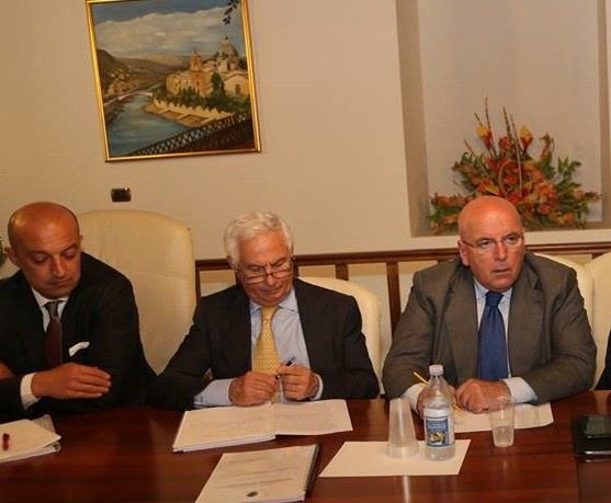 Accordo Lotti-Oliverio: via Scura e Urbani in cambio del Sì al referendum