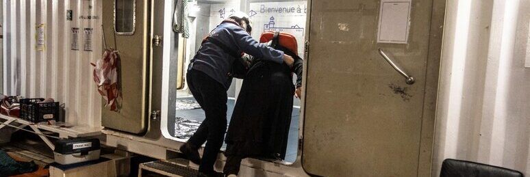 Migranti della Ocean Viking sbarcati a Catania, sono in gravi condizioni