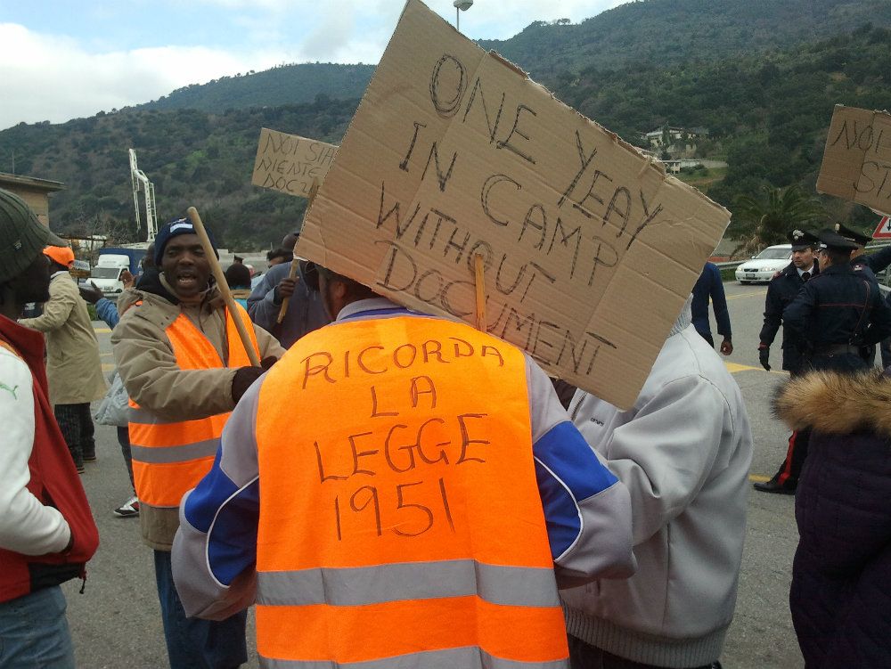 Migranti minacciano mediatore e carabinieri, cinque arresti