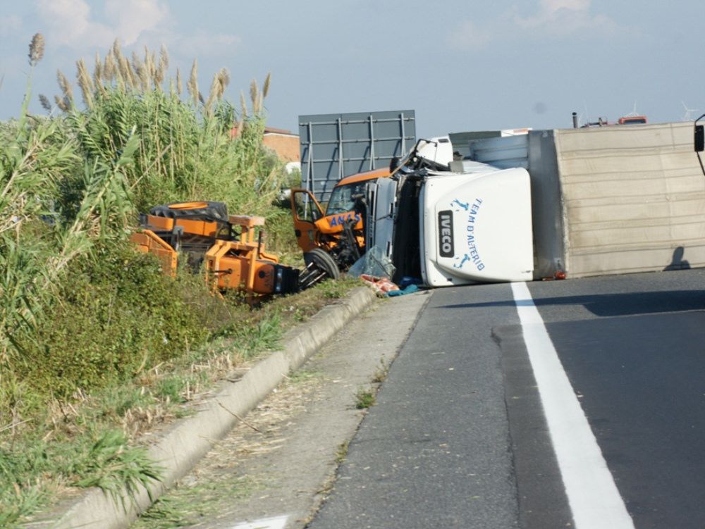 Camion contro mezzi Anas, quattro feriti