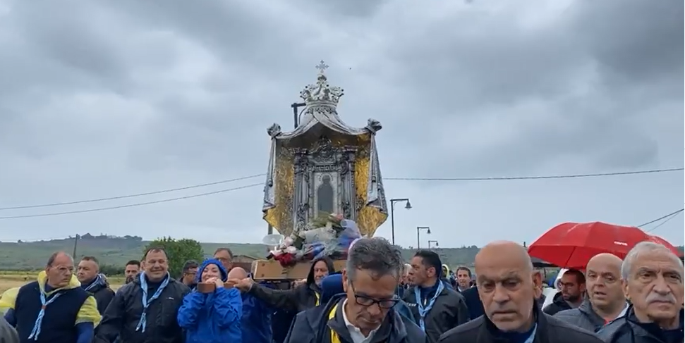 Il maltempo non ferma i fedeli, inarrestabile l’emozione e la suggestione del pellegrinaggio a Capocolonna