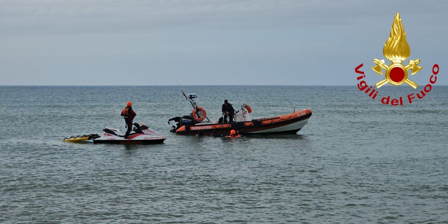 Un’altra domenica di dolore e lacrime a Cutro: recuperata la 79esima vittima del naufragio – VIDEO