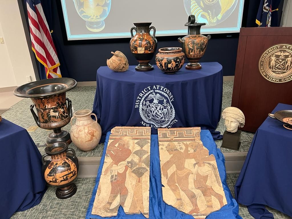 I carabinieri riportano in Italia dagli Usa 266 reperti archeologici