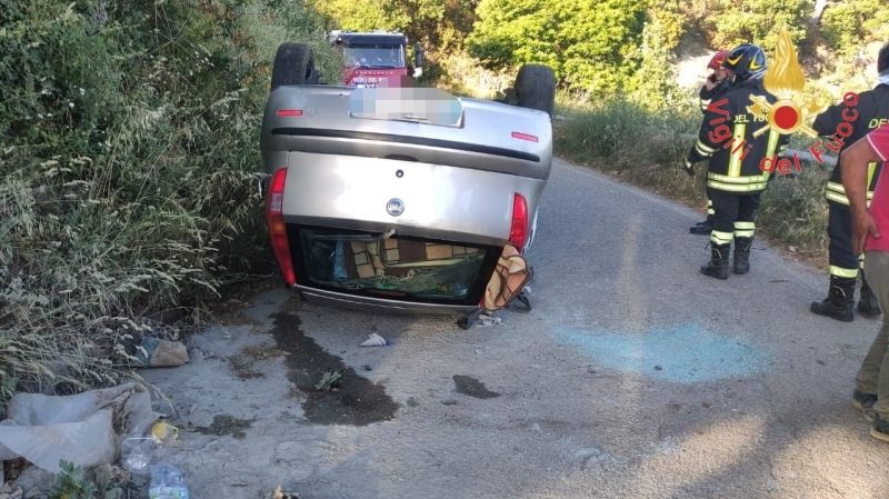 Si ribalta con l’auto dopo aver perso il controllo: ferito 72enne a Taverna