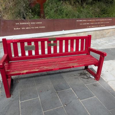 Cosenza, ennesimo danneggiamento alla panchina rossa dedicata a Maria Rosaria Sessa