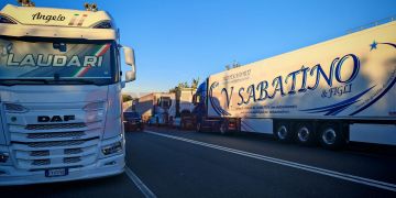 Protesta dei tir tra Lamezia e Gizzeria, mezzi ancora in fila e traffico rallentato – FOTO E VIDEO