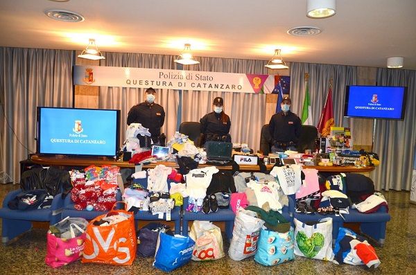 In casa con vestiti e profumi rubati, due arresti a Catanzaro. Aggrediti due agenti di Polizia