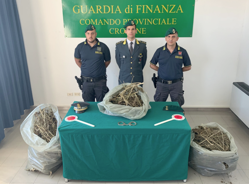 Sorpresi con 13 kg di marijuana in un casolare, arrestati due crotonesi