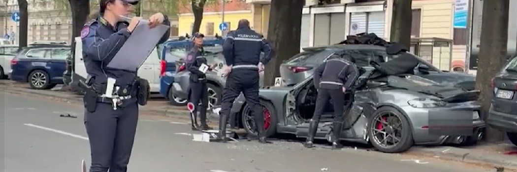 Porsche si schianta contro auto parcheggiate, morto 21enne