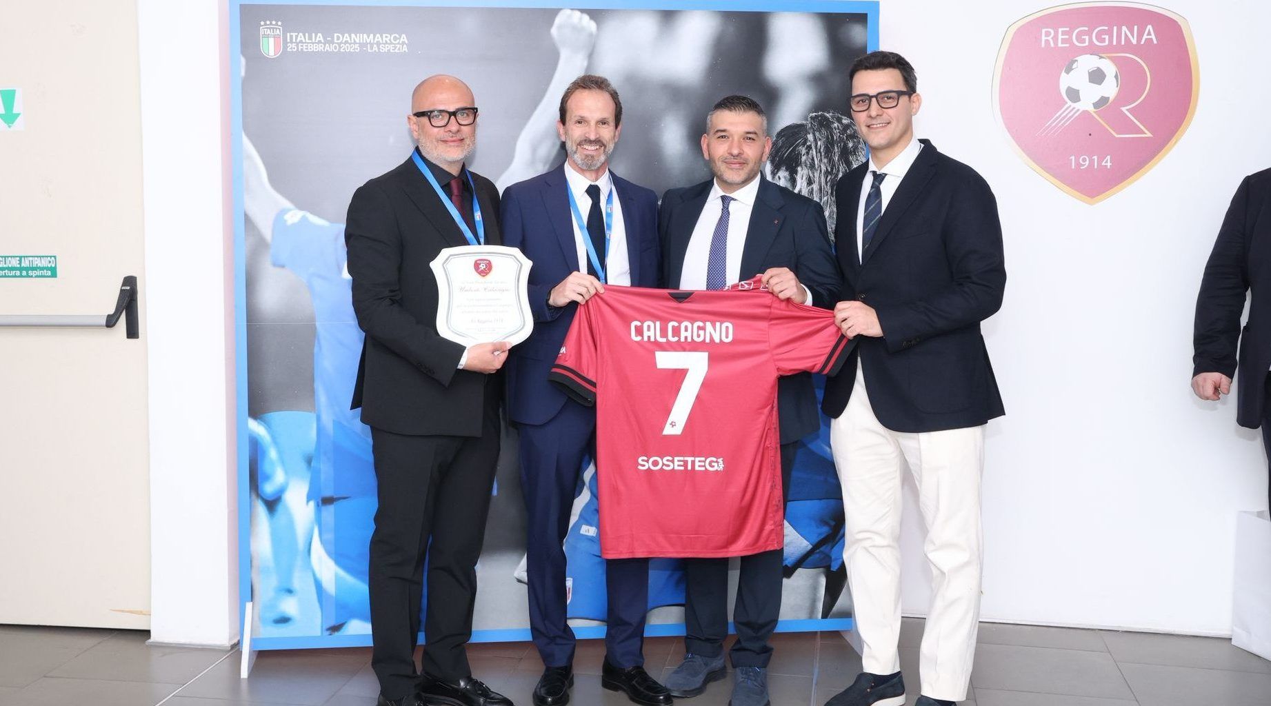 Italia-Svezia al “Granillo”, ospiti internazionali omaggiati con la maglia della Reggina