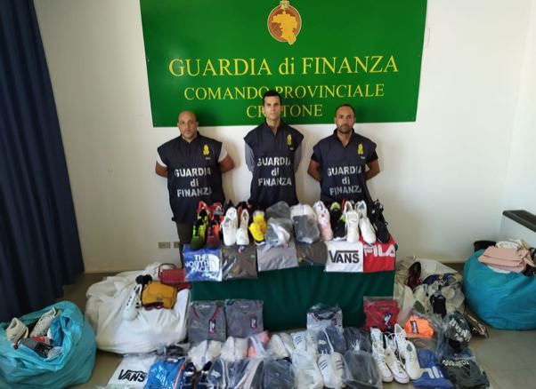 Blitz al mercato di Crotone, sequestrati 350 prodotti contraffatti
