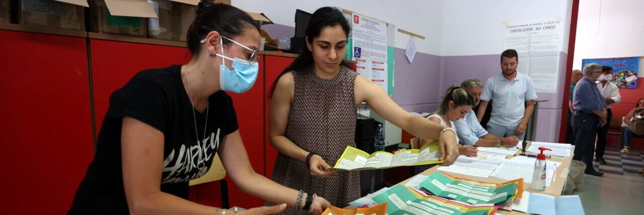Election day, centrodestra avanti a Genova, Palermo e L’Aquila