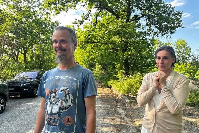 Famiglia nel bosco, dopo 11 mesi i bambini tornano nel casolare