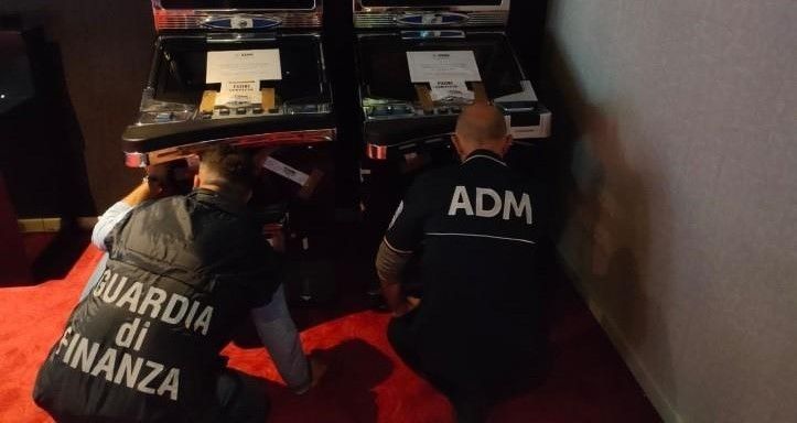 Catanzaro, blitz della Guardia di finanza. Maxi sequestro di oggetti di contrabbando e videopoker