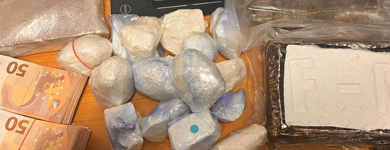 Giovane picchiato e costretto a spacciare, tre arresti