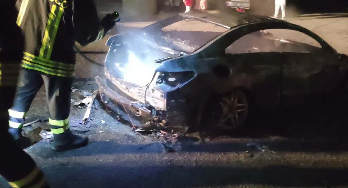 Corigliano Rossano, ennesima auto in fiamme nella notte