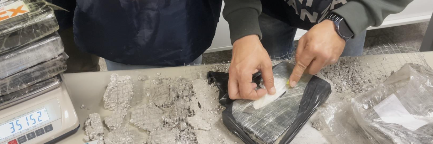 Cocaina e hashish nascosti in un carico di mattonelle