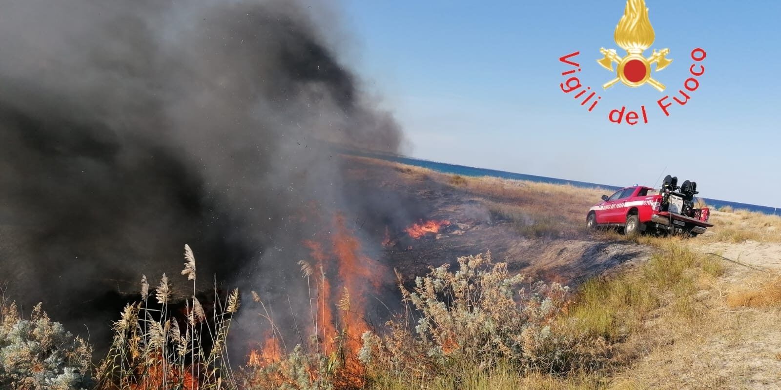 San Leonardo di Cutro, un incendio si avvicina al centro abitato