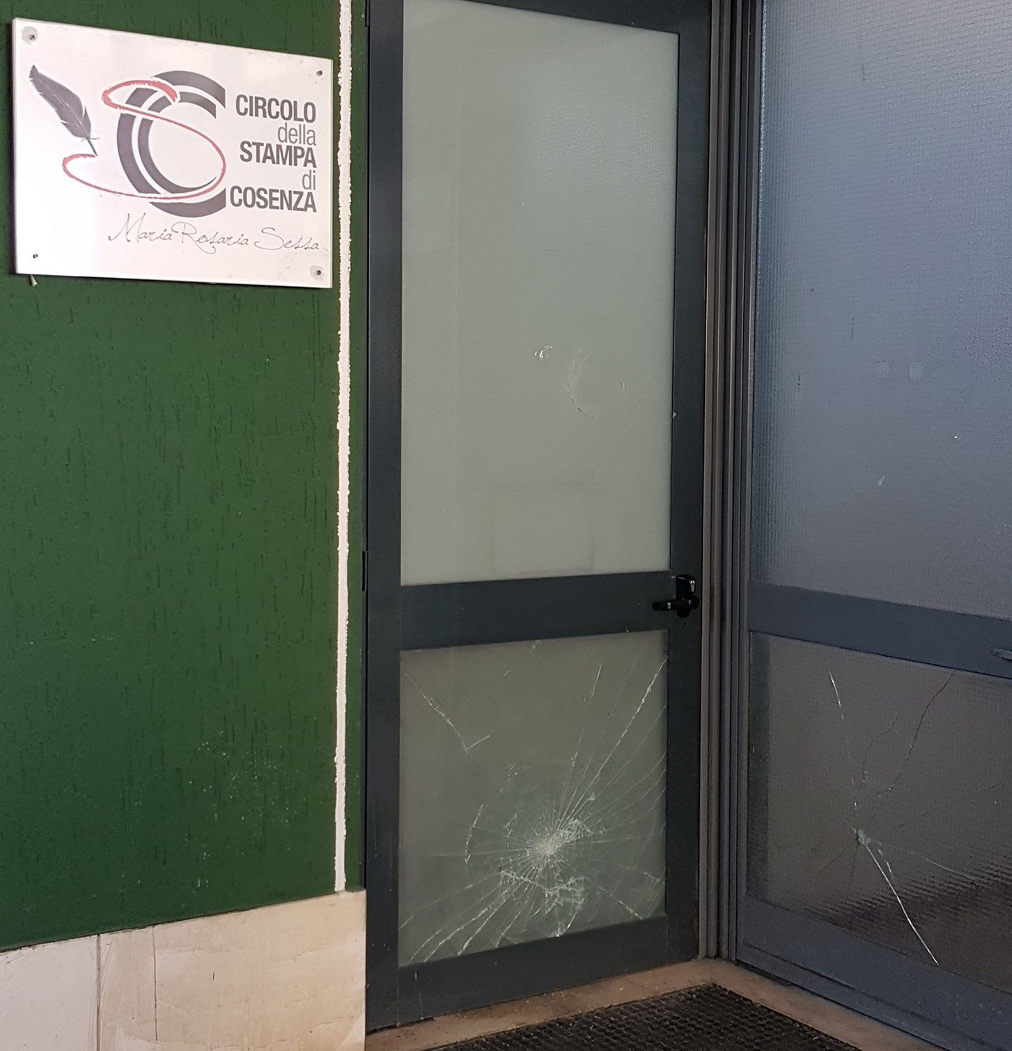 Atti vandalici contro il Circolo della stampa di Cosenza