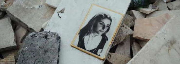 Lapidi come rifiuti: quintali di tombe scaricati in un bosco