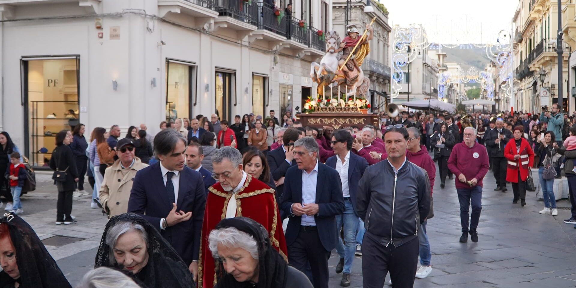 A Reggio Calabria migliaia di fedeli per la processione di San Giorgio – FOTO