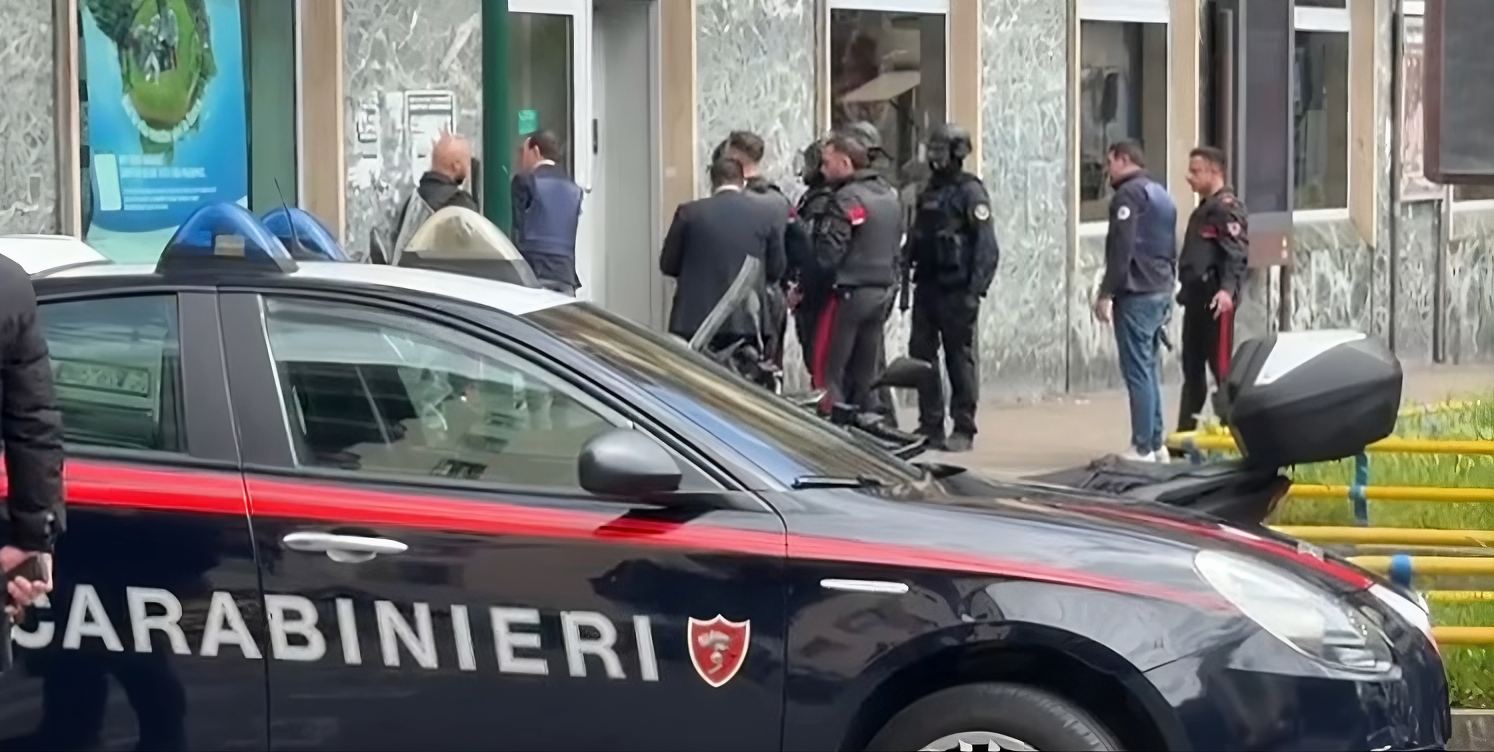 Assalto ad una banca a Napoli, i rapinatori si barricano dentro