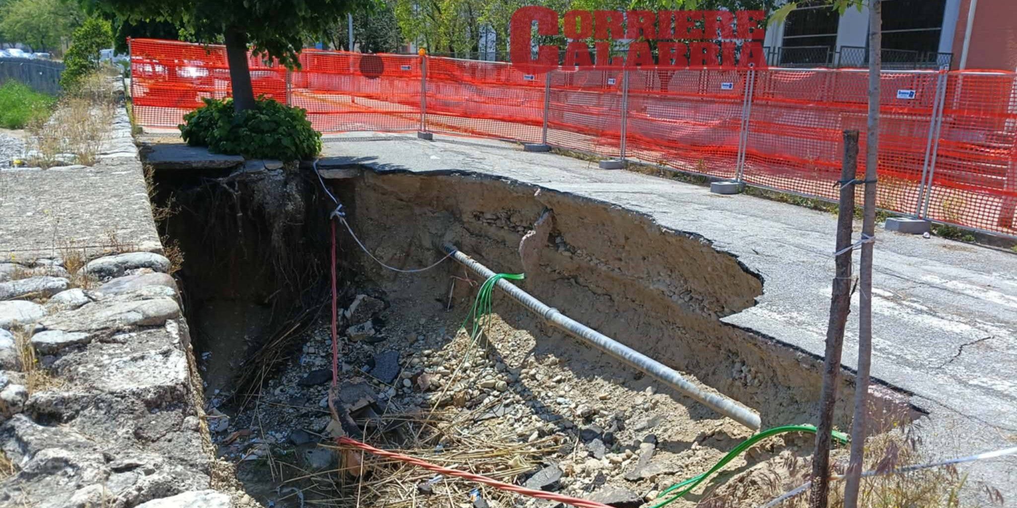 Cosenza, a tre mesi dall’alluvione del Crati quella voragine davanti a scuola fa ancora paura