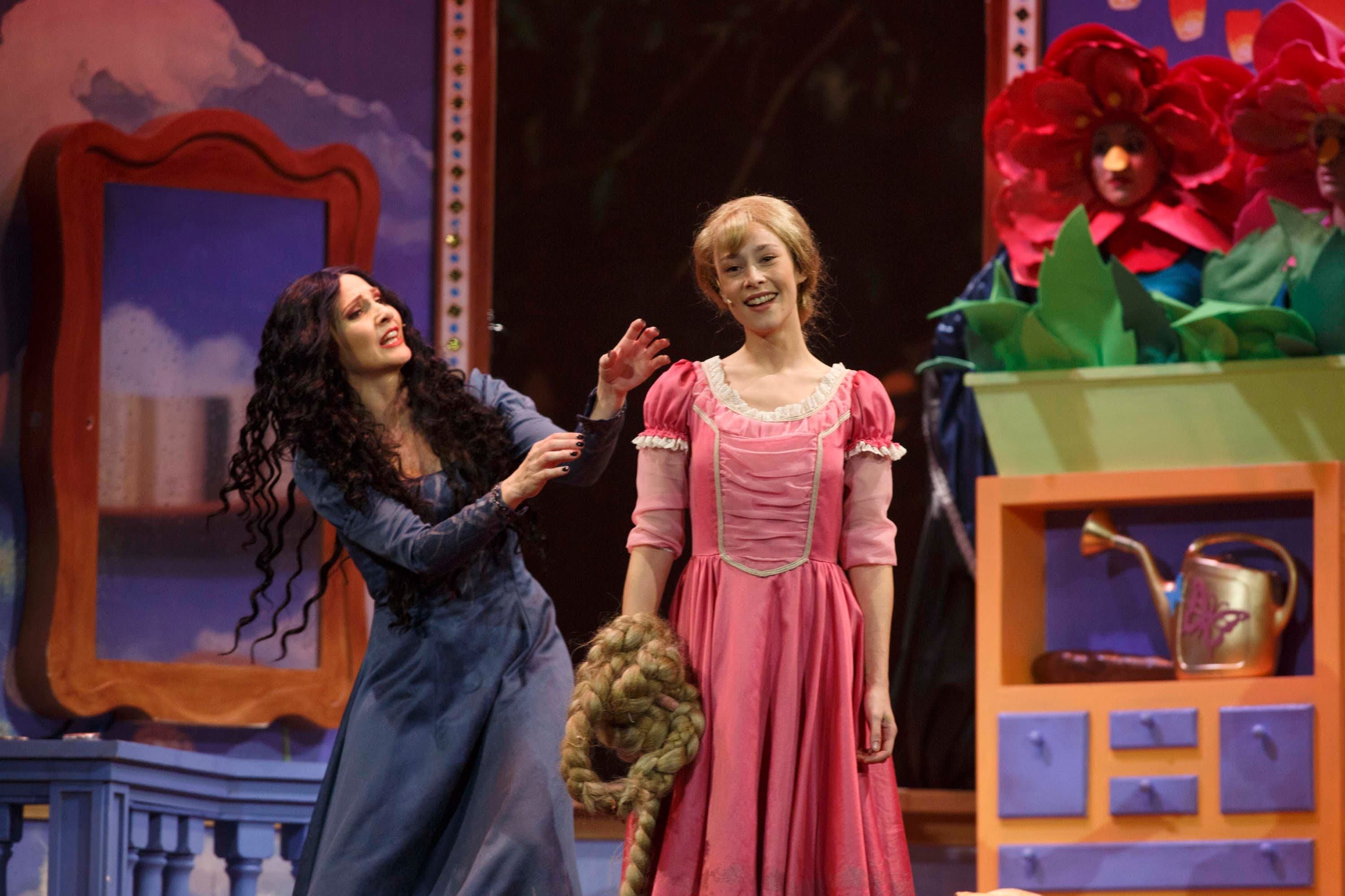 Lorella Cuccarini in versione dark strega il Rendano