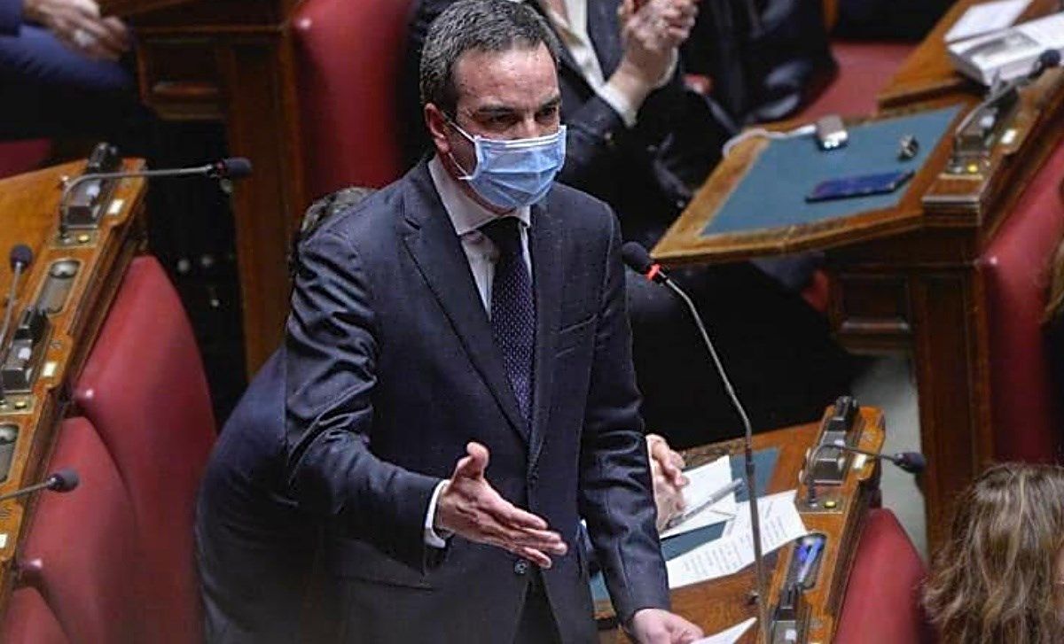 Roberto Occhiuto accolto a Montecitorio da un lungo applauso – VIDEO