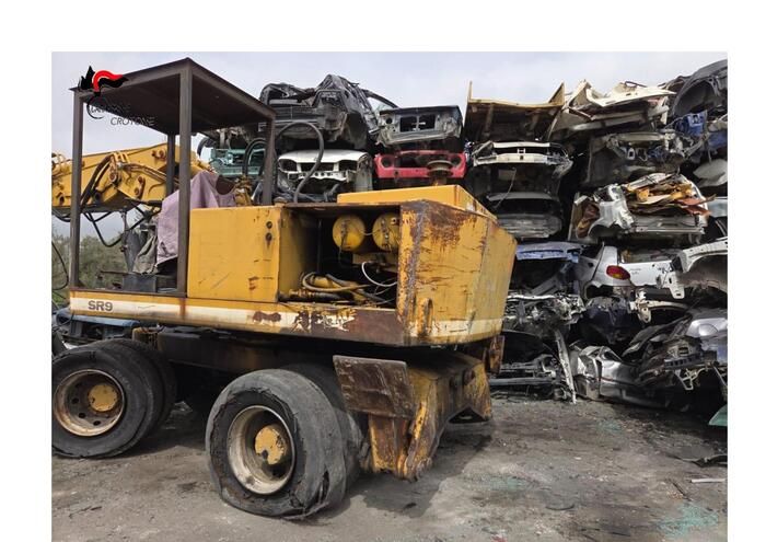 Smantellata autodemolizione abusiva, sequestrati 200 veicoli nel Crotonese