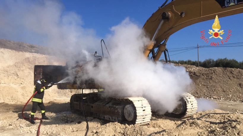 Cropani, escavatore in fiamme per un corto circuito – VIDEO