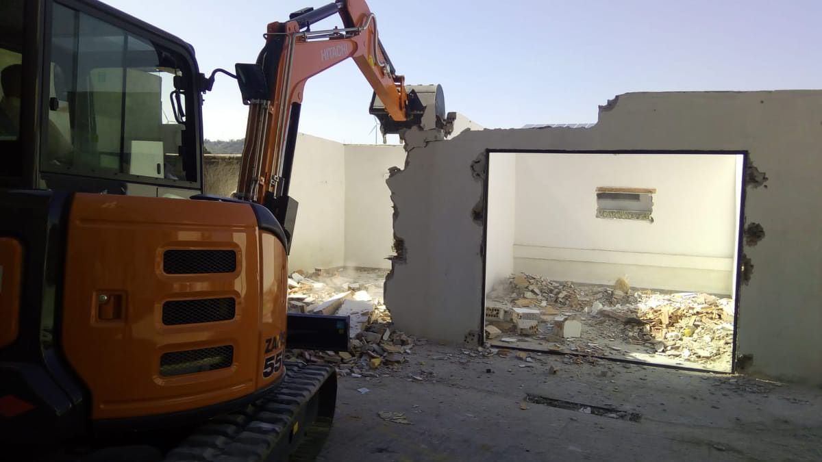 Crotone, demoliti box abusivi costruiti lungo le sponde dell'Esaro